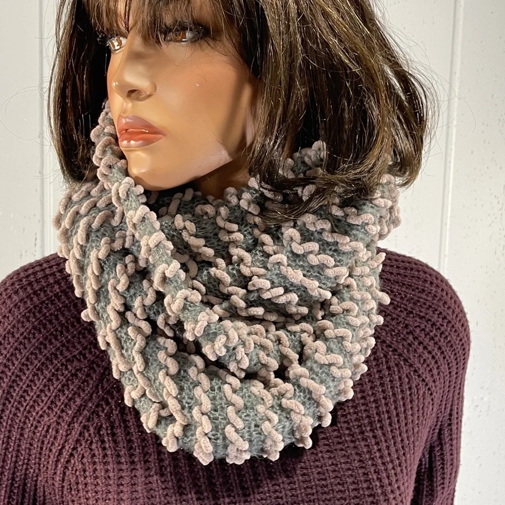 *Madison88 Women’s Pink & Gray Infinity Scarf